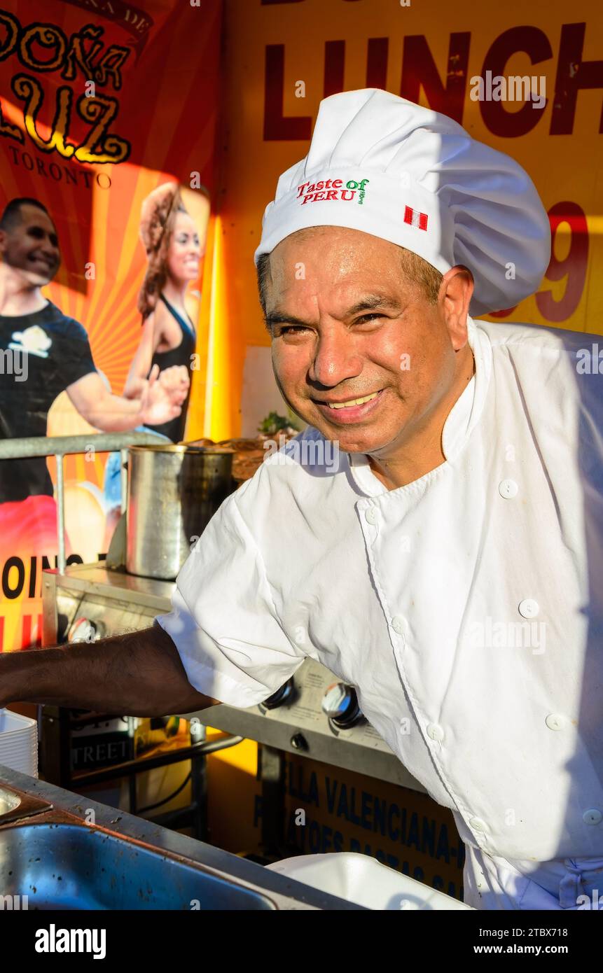Chef latino-americano che serve cibo su un chiosco durante la salsa su St. Clair Traditional Festival, Toronto, Canada Foto Stock