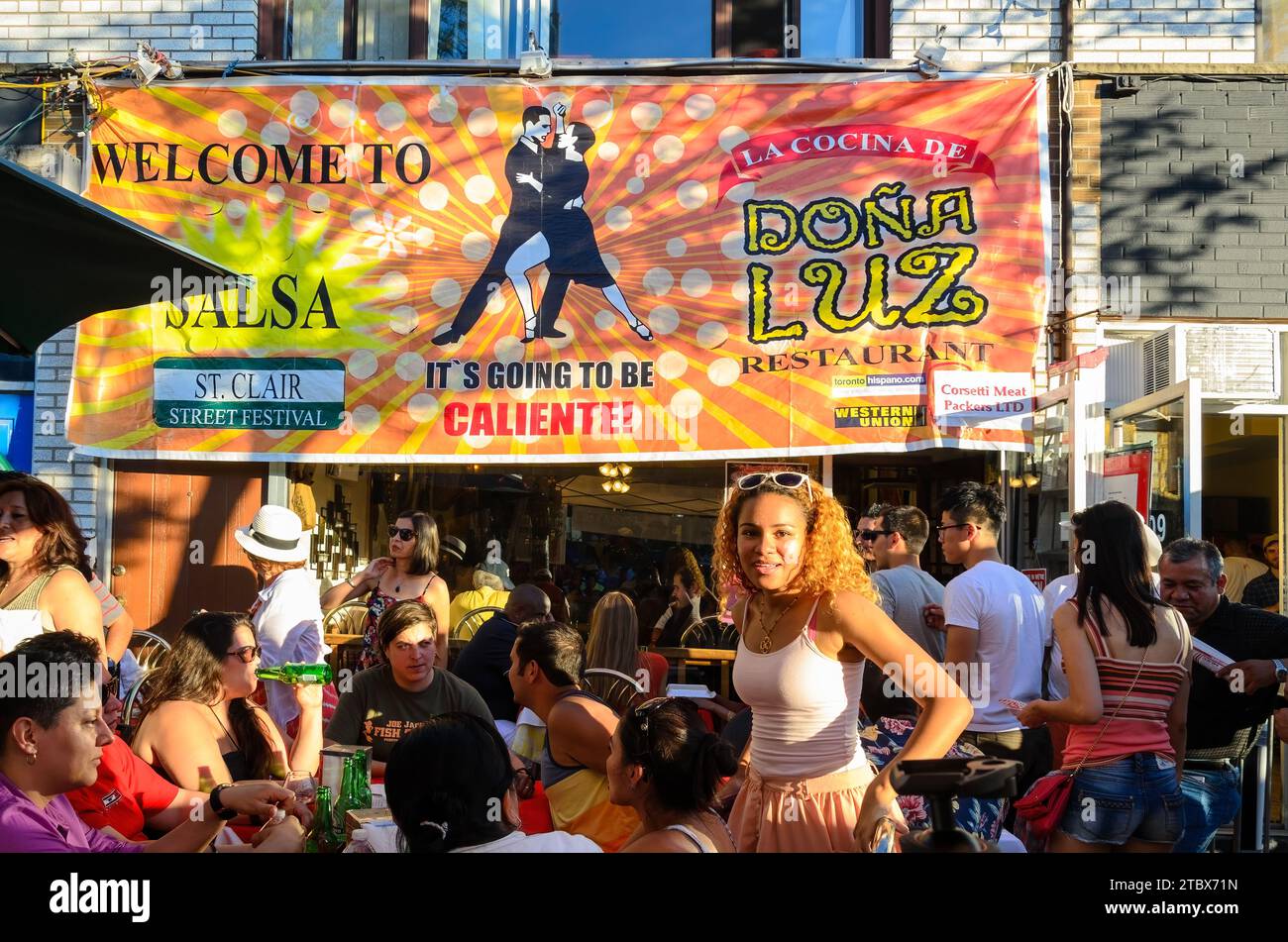 Toronto, Canada - 14 febbraio 2013: Scena diurna di salsa su Saint Clair Avenue West. Tradizionale festival estivo annuale latino-americano. Foto Stock