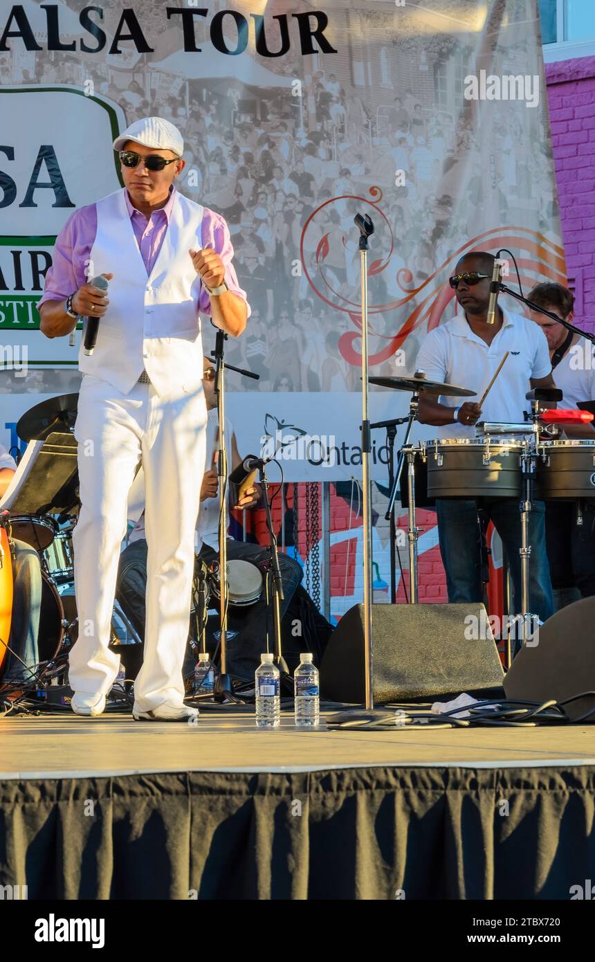 Toronto, Canada - 14 febbraio 2013: Scena diurna di salsa su Saint Clair Avenue West. Tradizionale festival estivo annuale latino-americano. Foto Stock