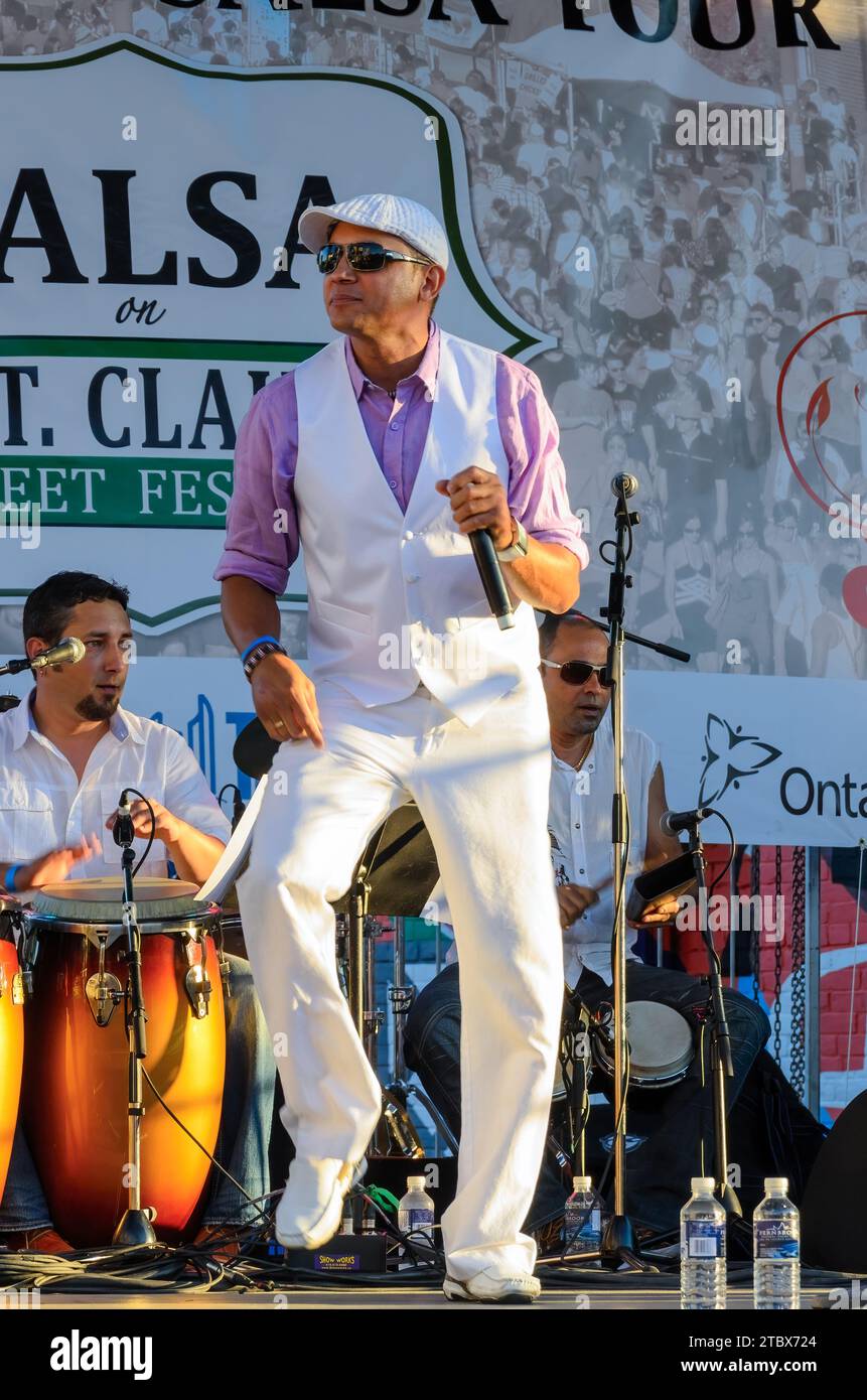 Toronto, Canada - 14 febbraio 2013: Scena diurna di salsa su Saint Clair Avenue West. Tradizionale festival estivo annuale latino-americano. Foto Stock