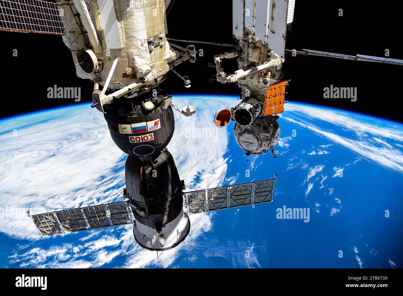 Iss070e024780 (14 novembre 2023) --- la navicella Soyuz MS-24 (in primo piano) che trasportava l'astronauta della NASA Loral o'Hara e i cosmonauti Roscosmos Oleg Konon Foto Stock