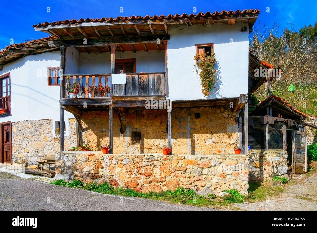 Facciata di un'antica casa a Cofino, Asturie, Spagna Foto Stock