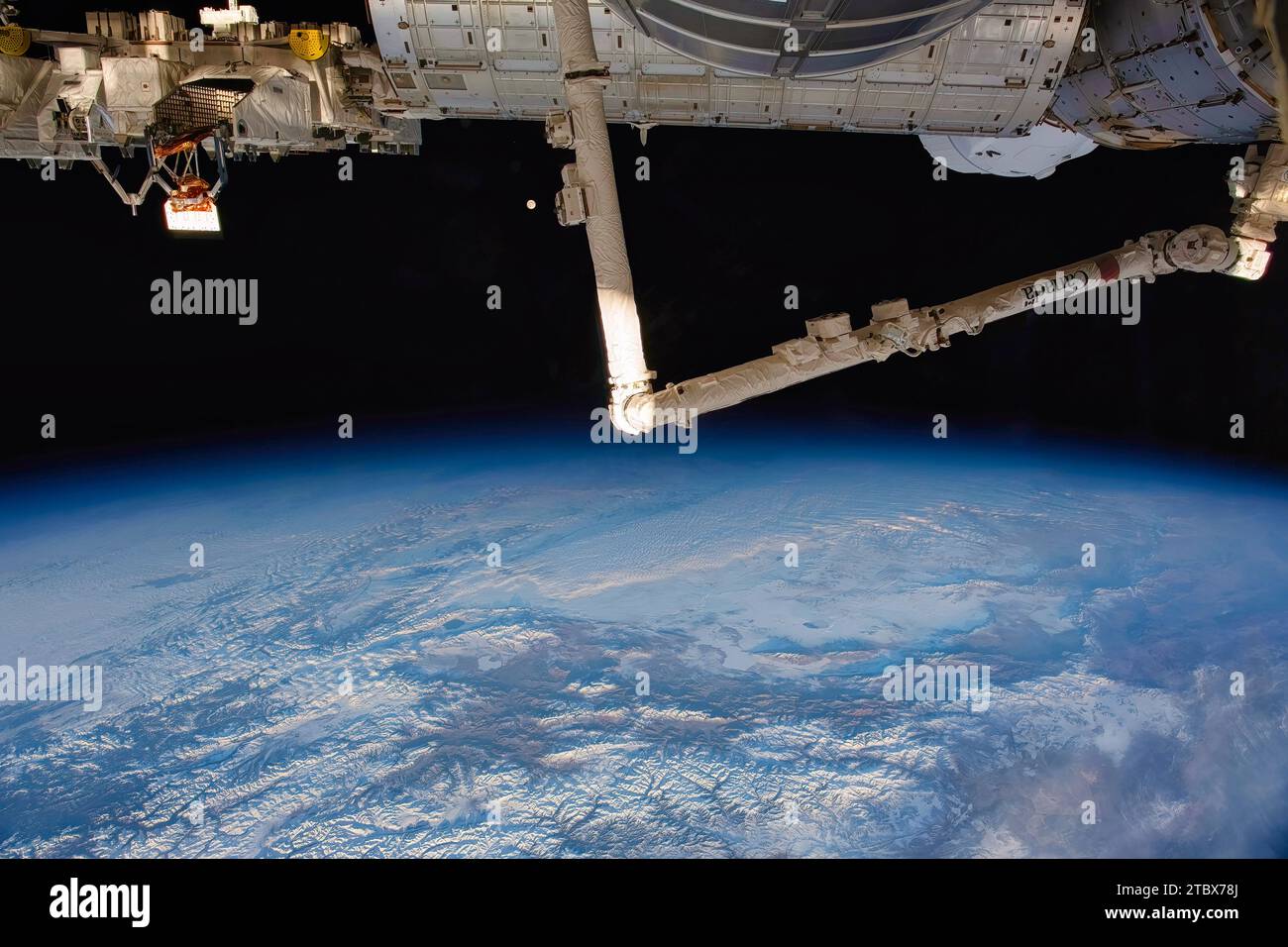 L'alba sulla Terra. Miglioramento digitale di un'immagine da parte della NASA Foto Stock