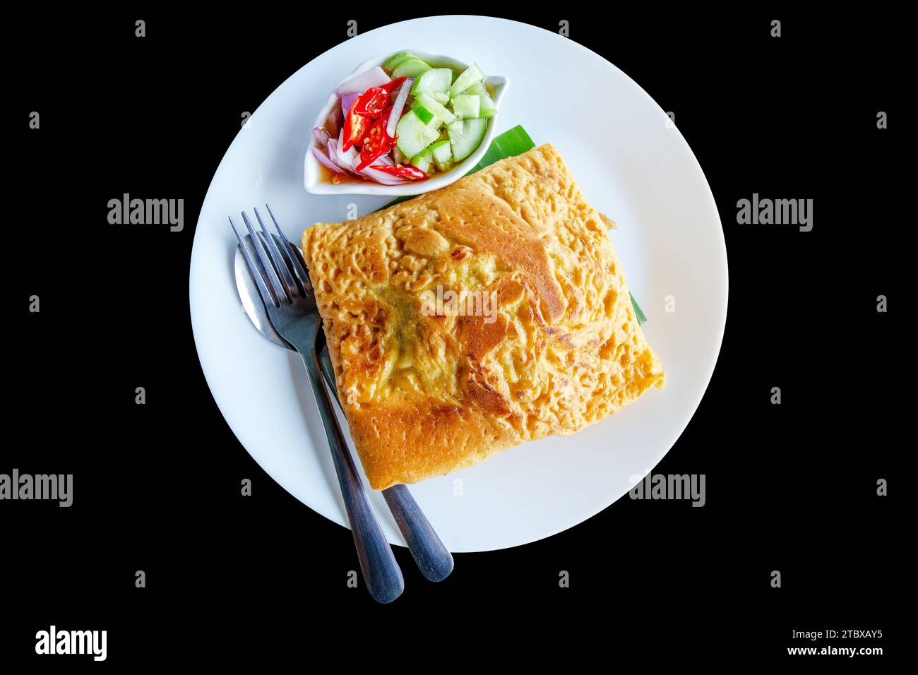 Tagliato di pancake croccanti tailandesi (Kanom Buang) omlette croccanti e ripiene vietnamite. con cetriolo a fette, aceto agrodolce peperoncino su isolato nero. Foto Stock