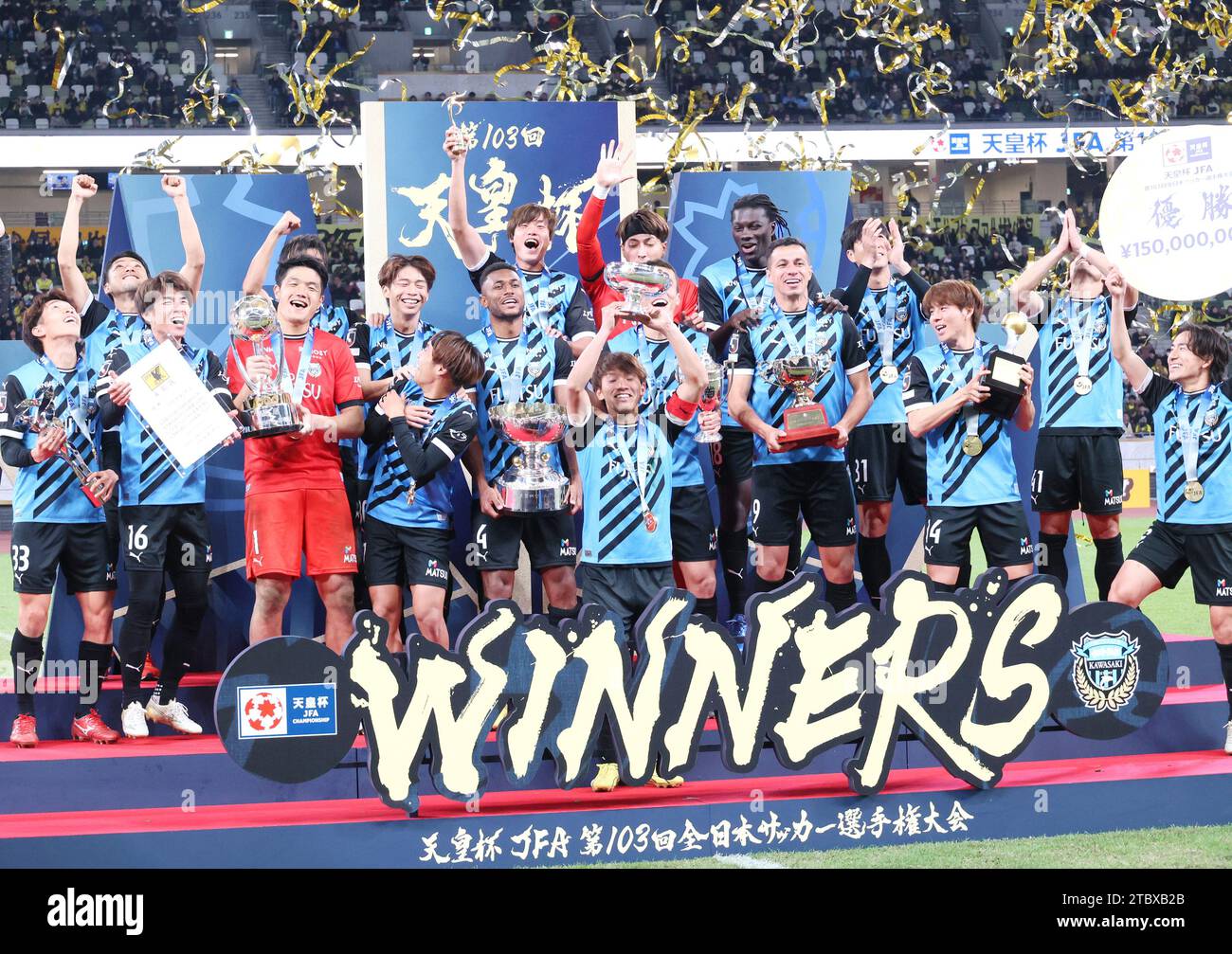 Tokyo, Giappone. 9 dicembre 2023. I membri di Kawasaki frontale celebrano la vittoria della finale della Coppa dell'Imperatore allo stadiu nazionale del Giappone a Tokyo sabato 9 dicembre 2023. Kawasaki Friontale ha sconfitto Kashiwa Reysol ai rigori 0-0 (8-7). (Foto di Yoshio Tsunoda/AFLO) Foto Stock