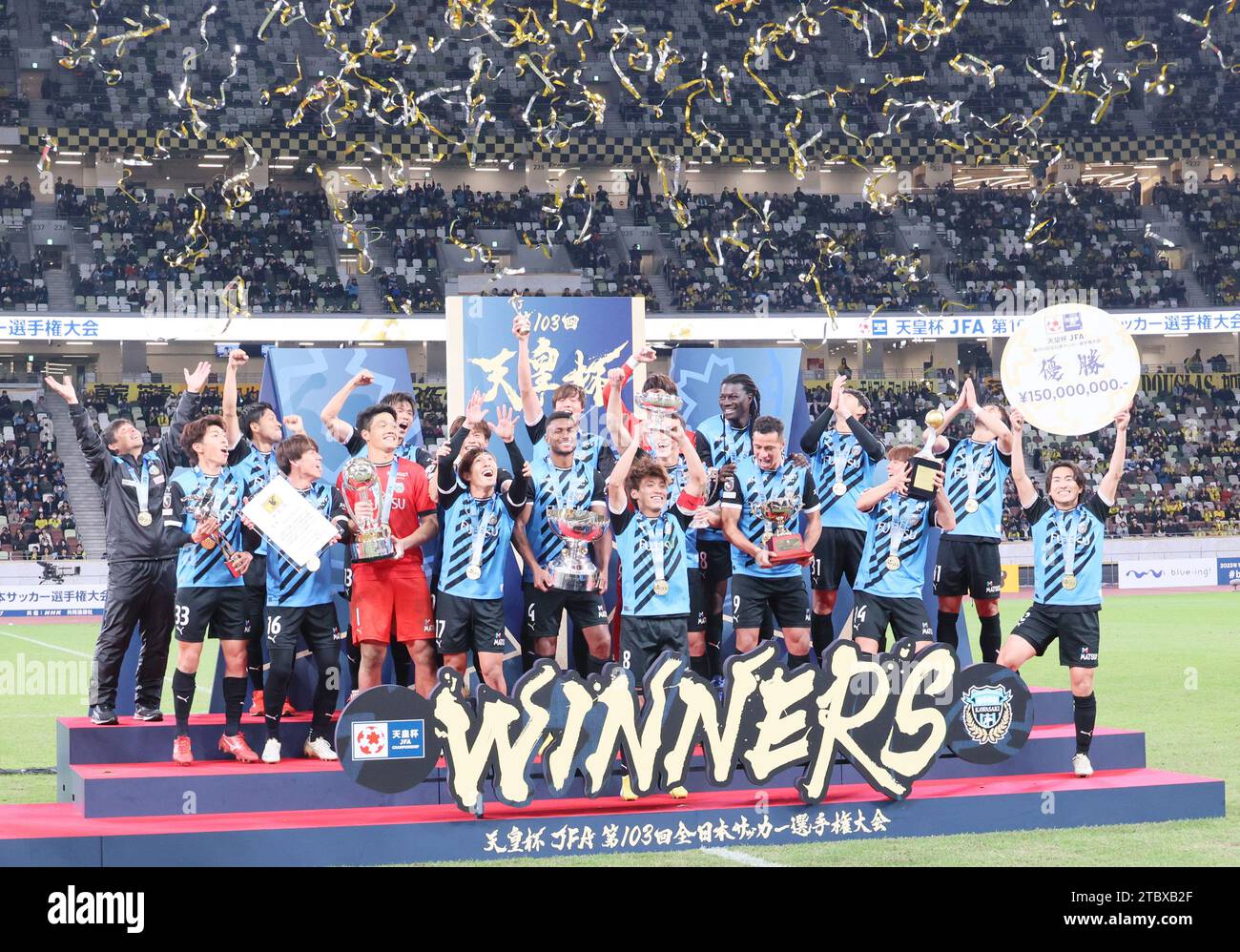Tokyo, Giappone. 9 dicembre 2023. I membri di Kawasaki frontale celebrano la vittoria della finale della Coppa dell'Imperatore allo stadiu nazionale del Giappone a Tokyo sabato 9 dicembre 2023. Kawasaki Friontale ha sconfitto Kashiwa Reysol ai rigori 0-0 (8-7). (Foto di Yoshio Tsunoda/AFLO) Foto Stock