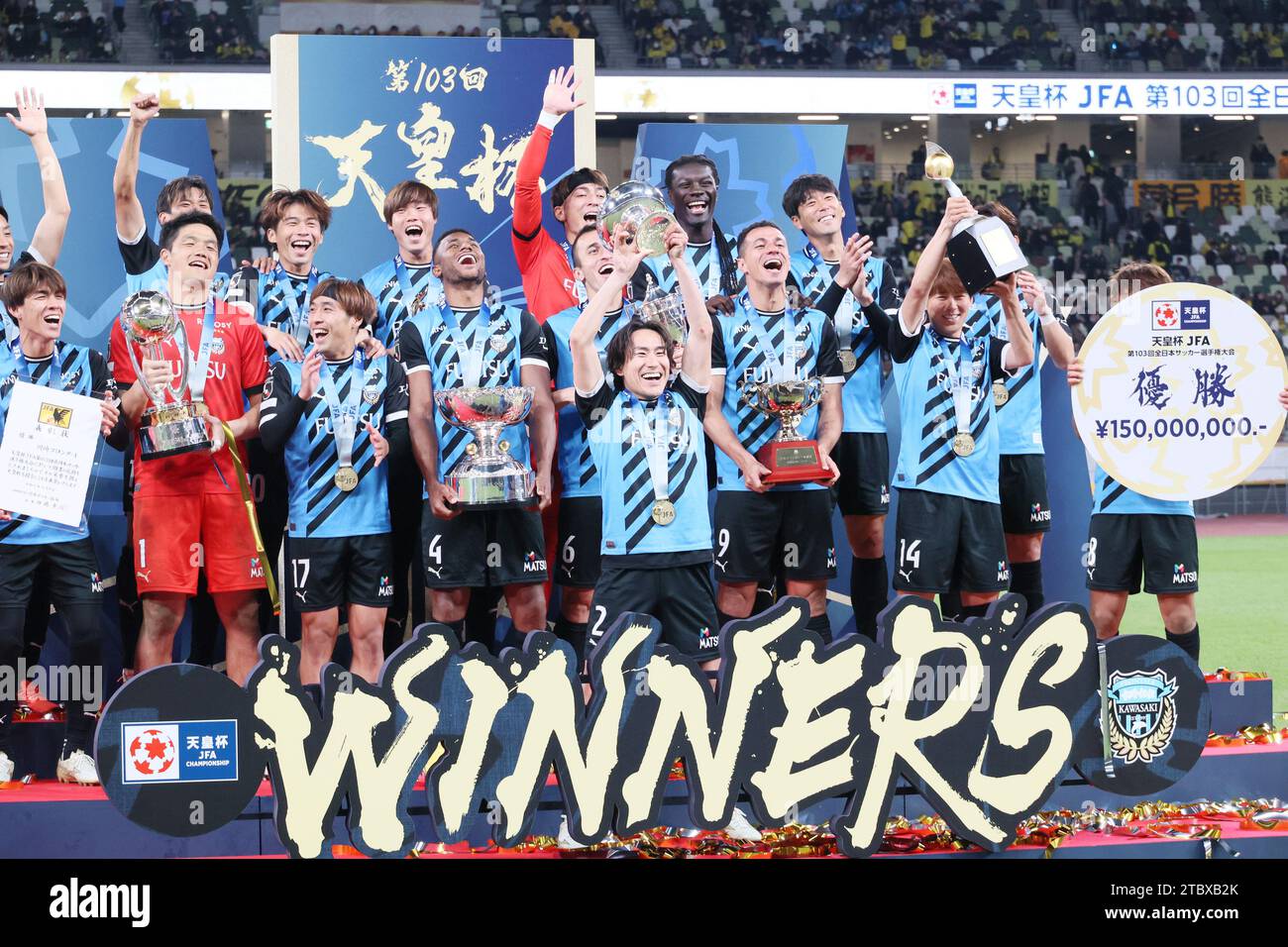 Tokyo, Giappone. 9 dicembre 2023. I membri di Kawasaki frontale celebrano la vittoria della finale della Coppa dell'Imperatore allo stadiu nazionale del Giappone a Tokyo sabato 9 dicembre 2023. Kawasaki Friontale ha sconfitto Kashiwa Reysol ai rigori 0-0 (8-7). (Foto di Yoshio Tsunoda/AFLO) Foto Stock