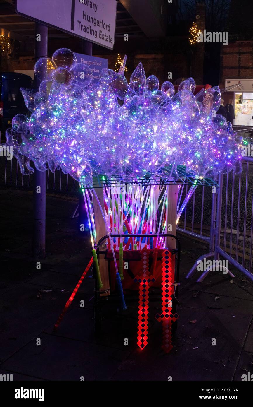 8 dicembre 2023. L'Hungerford Victorian Extravaganza, un evento natalizio annuale, si svolse nella città del West Berkshire, in Inghilterra. La serata prevede una sfilata, con la fiera di strada di Natale, musica festiva, cibo e bevande e motori a vapore. Nella foto: Palloncini LED in vendita Foto Stock