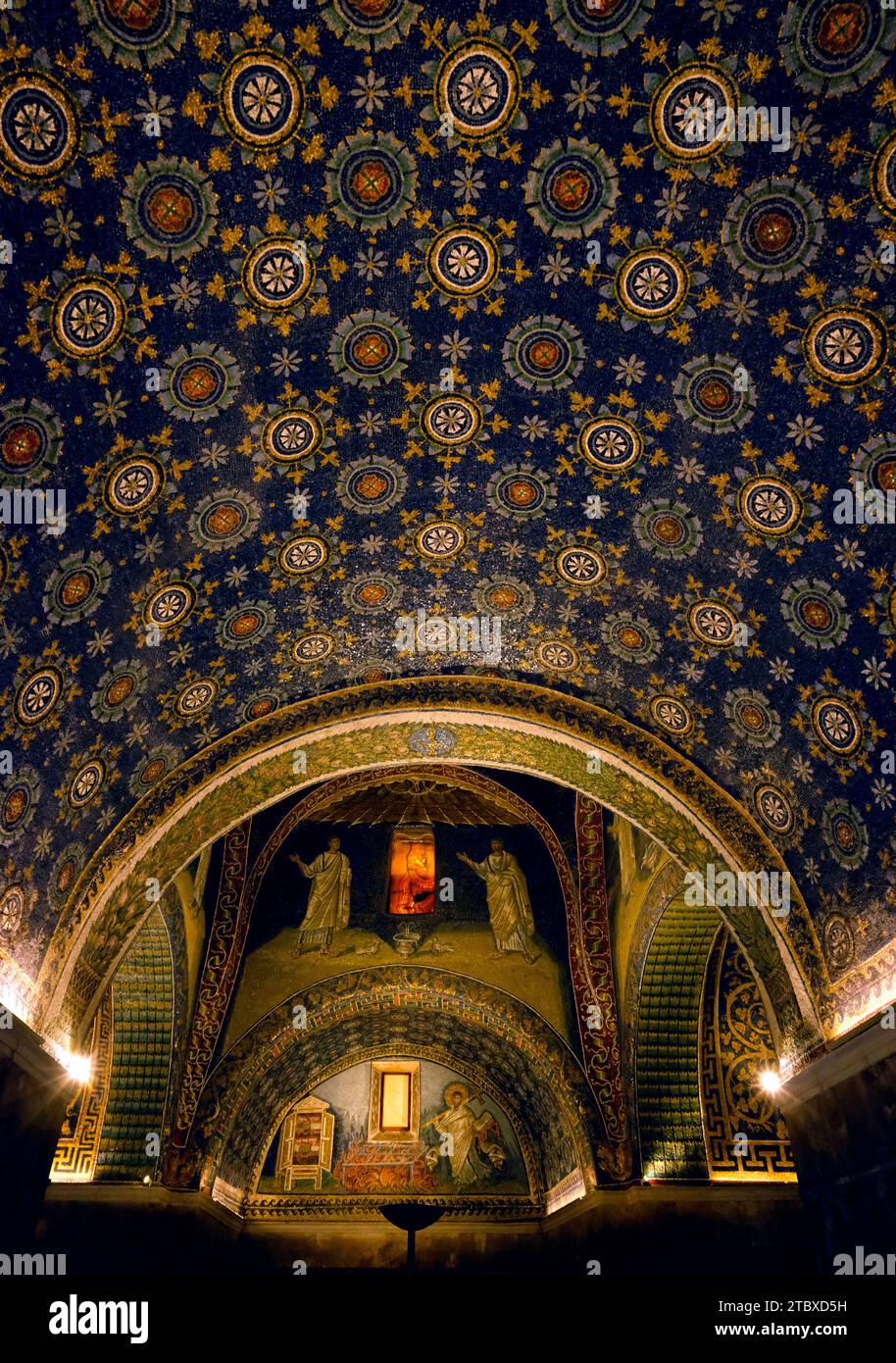 RAVENNA, ITALIA - 2 NOVEMBRE 2023: Mosaico a soffitto del mausoleo Galla Placidia, costruito tra il 425 e il 433. Foto Stock