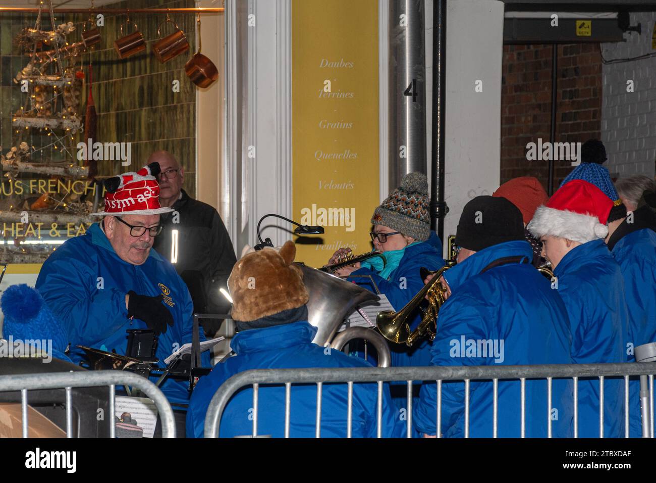 8 dicembre 2023. L'Hungerford Victorian Extravaganza, un evento natalizio annuale, si svolse nella città del West Berkshire, in Inghilterra. La serata prevede una sfilata, con la fiera di strada di Natale, musica festiva, cibo e bevande e motori a vapore. Nella foto: Hungerford Town Band che suonano i loro strumenti di ottoni. Foto Stock