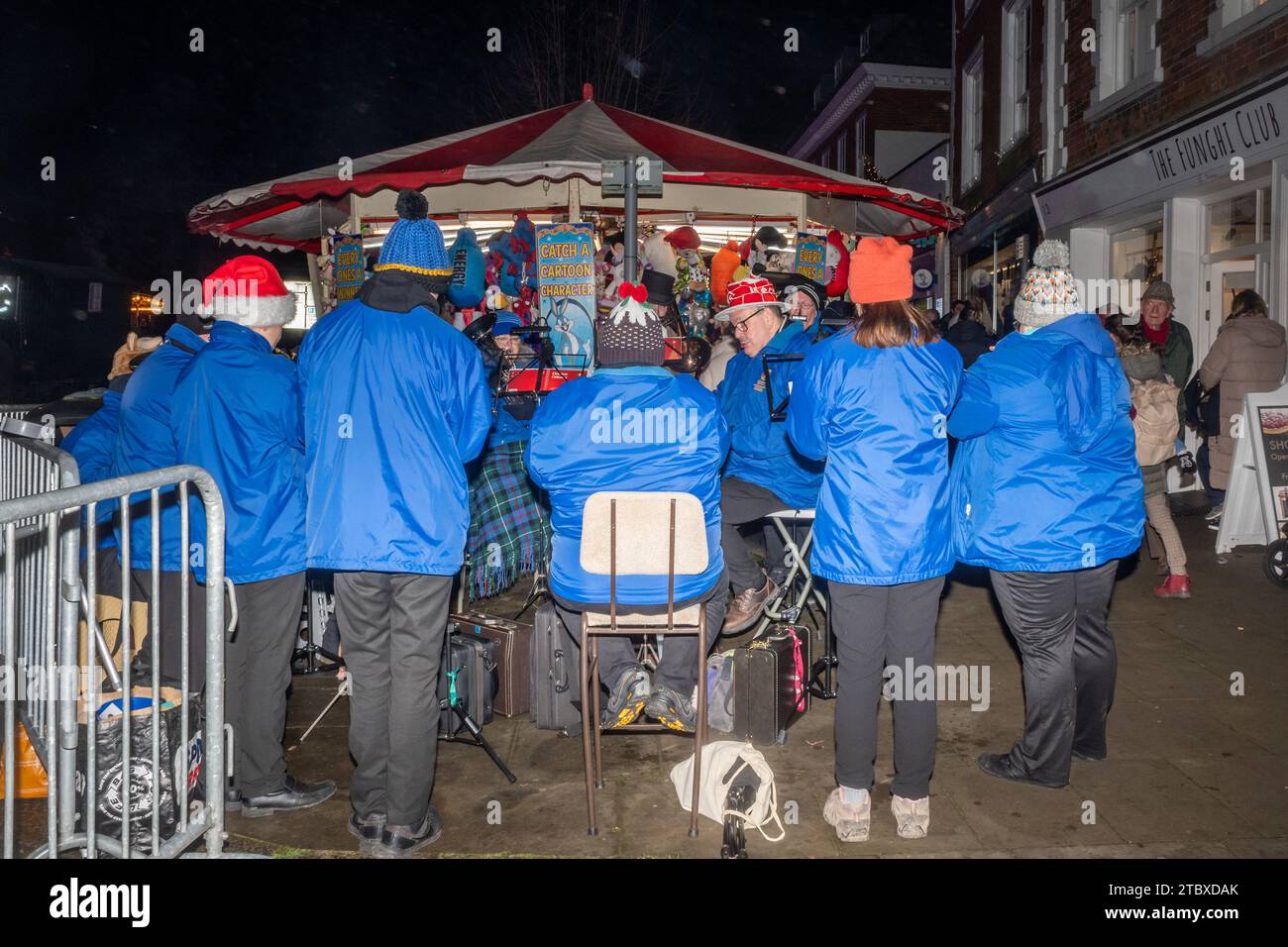 8 dicembre 2023. L'Hungerford Victorian Extravaganza, un evento natalizio annuale, si svolse nella città del West Berkshire, in Inghilterra. La serata prevede una sfilata, con la fiera di strada di Natale, musica festiva, cibo e bevande e motori a vapore. Nella foto: Hungerford Town Band che suonano i loro strumenti di ottoni. Foto Stock