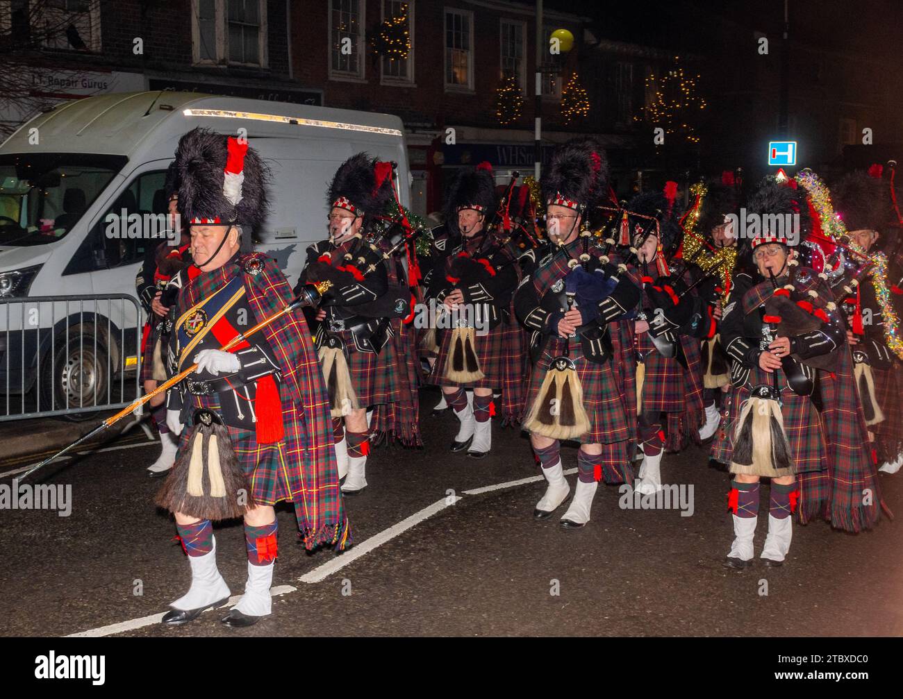 8 dicembre 2023. L'Hungerford Victorian Extravaganza, un evento natalizio annuale, si svolse nella città del West Berkshire, in Inghilterra. La serata prevede una sfilata, con la fiera di strada di Natale, musica festiva, cibo e bevande e motori a vapore. Nella foto: Reading Scottish Pipe Band Leading the Parade. Foto Stock