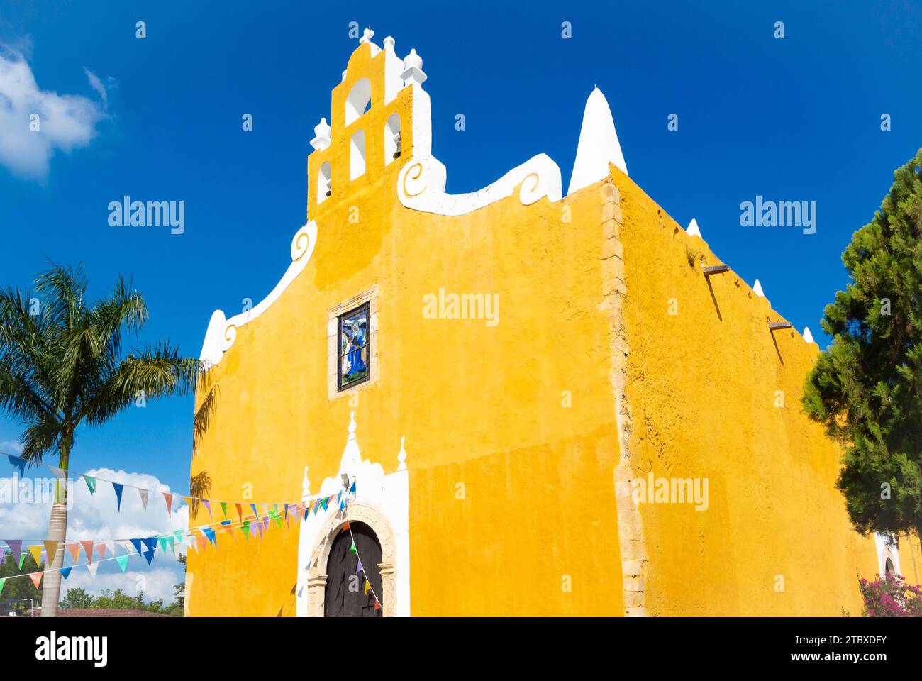 Valladolid, Yucatan, Messico, Iglesia de Santa Ana (Chiesa di Santa Ana) con architettura coloniale gialla, solo editoriale. Foto Stock