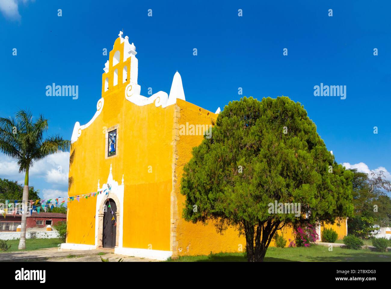 Valladolid, Yucatan, Messico, Iglesia de Santa Ana (Chiesa di Santa Ana) con architettura coloniale gialla, solo editoriale. Foto Stock