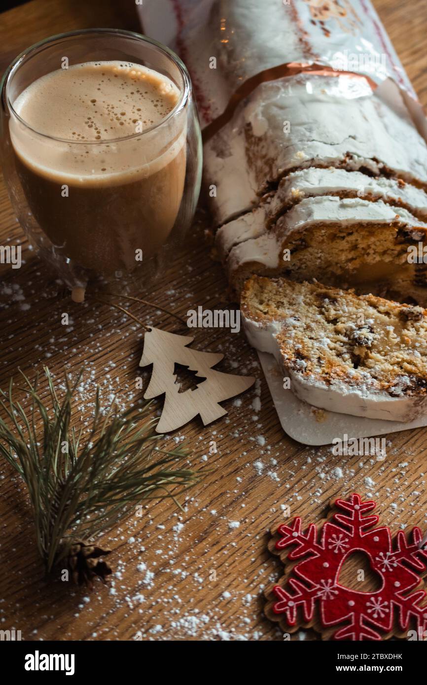 Sgabello natalizio con tazza di caffè e giocattoli decorativi. Dolce pane natalizio con cacao e zucchero a velo. Decorazioni per il nuovo anno. Sgabello fatto in casa. Foto Stock