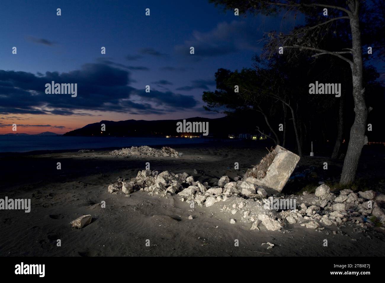 Demolito bunker infinity distrutto in modo che il ferro potesse essere estratto per il suo valore di rottami. Utilizzo di fertilizzante a base di nitrato di ammonio e diesel come spiegazione Foto Stock