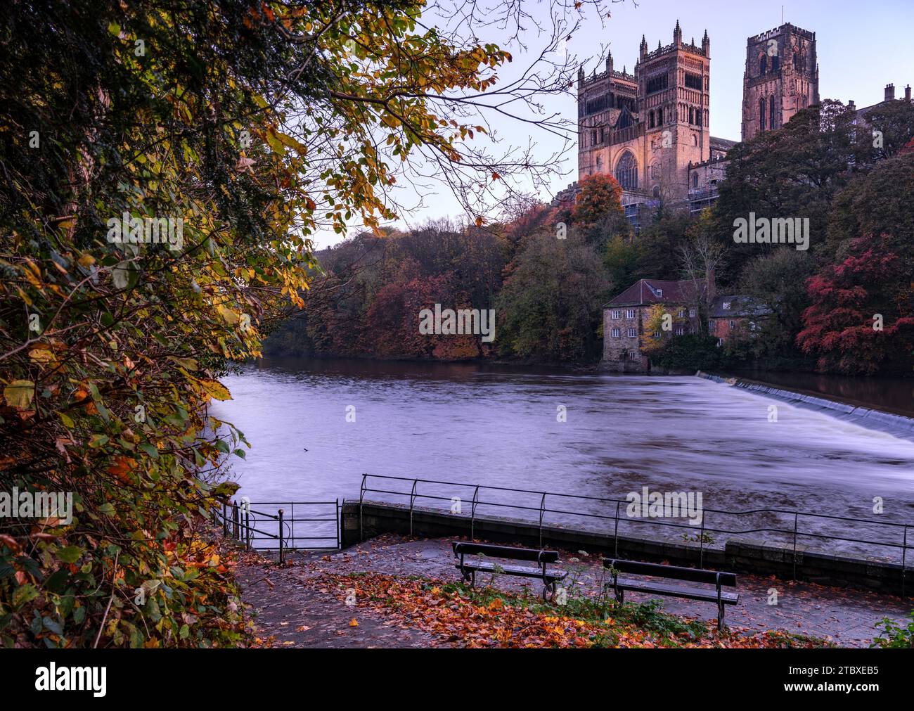 Ampia vista classica della cattedrale di Durham e della weir on River wear scattata al culmine dell'autunno Foto Stock