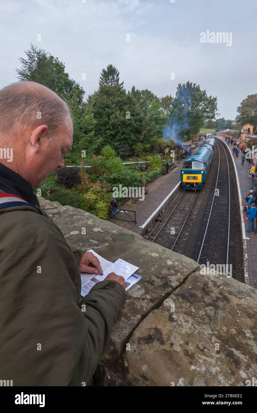 Appassionato di ferrovie, osserva la locomotiva D1015 Western Champion della classe 52 "western" ad Arley, Severn Valley Railway durante il gala diesel del 2023 Foto Stock