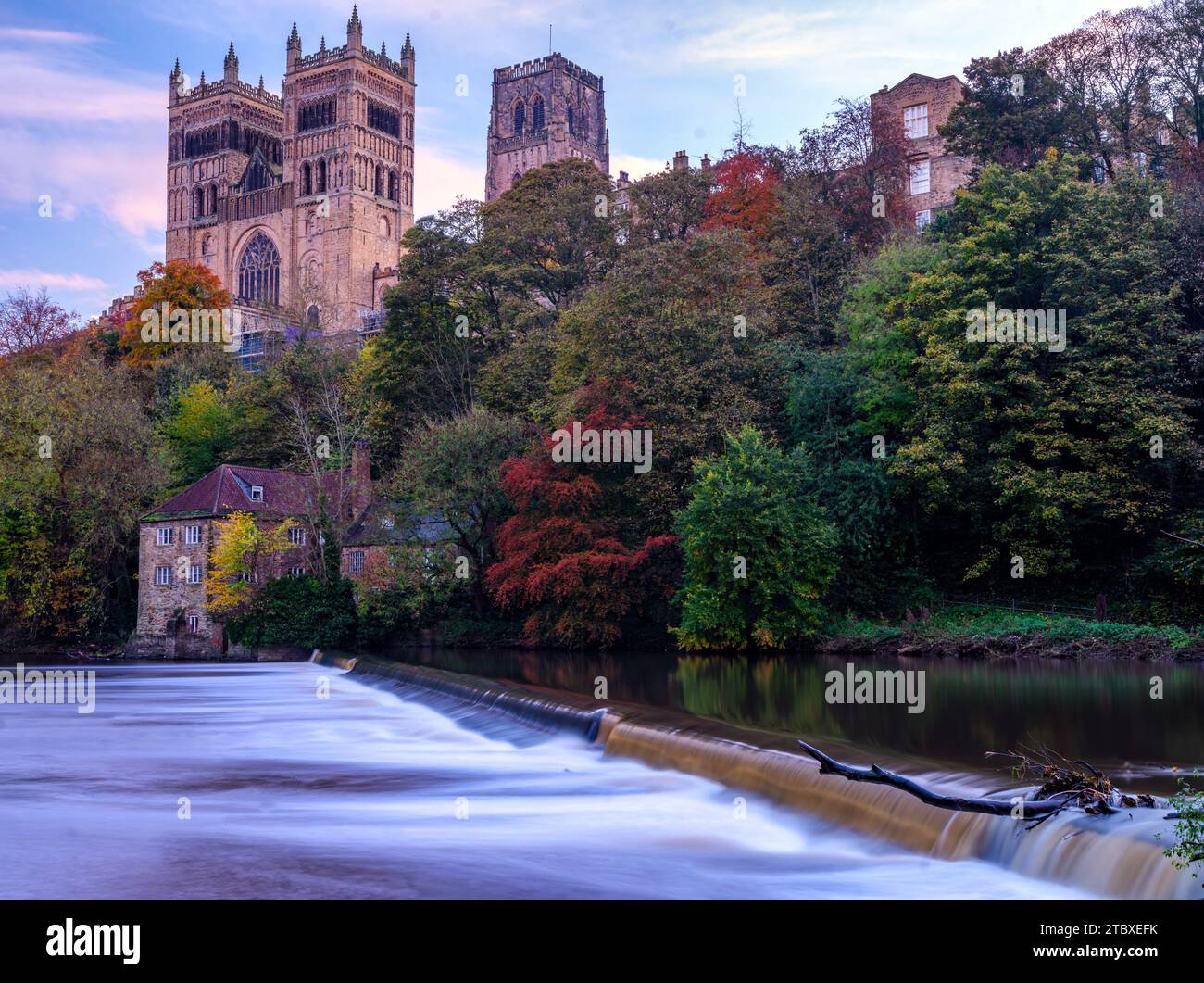 Vista classica della cattedrale di Durham e della weir on River weir scattata in piena autunno utilizzando una velocità dell'otturatore ridotta Foto Stock