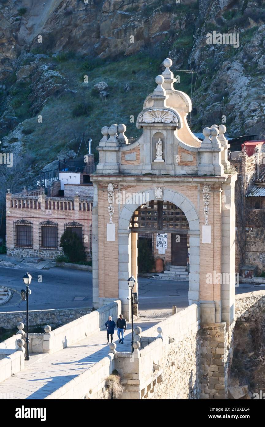 Porta d'ingresso medievale sul Ponte dell'Alcantara. Turisti che camminano nell'antica struttura storica. Foto Stock