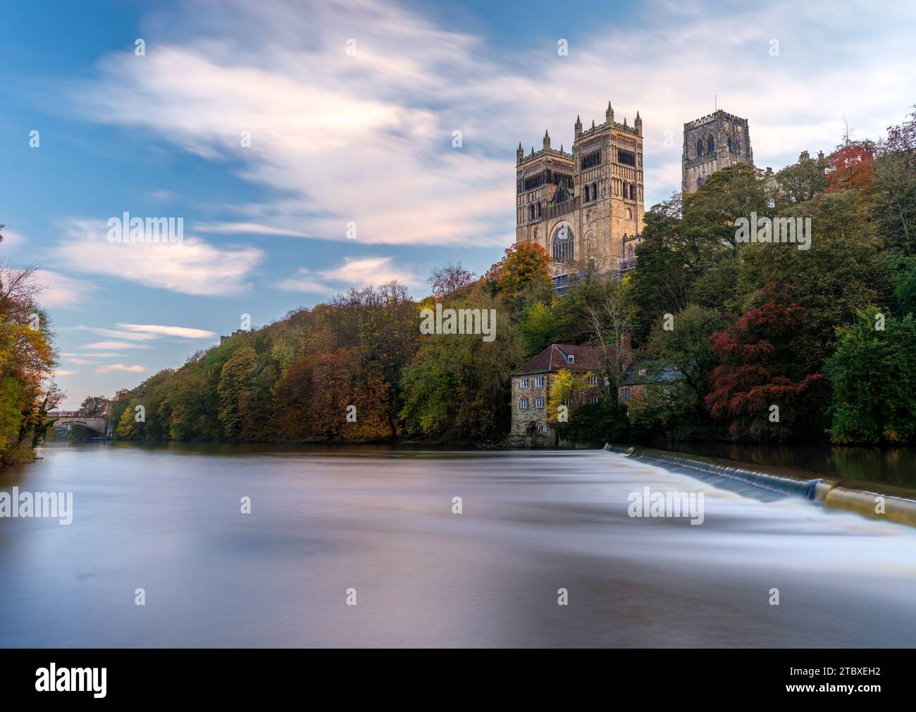 Vista classica della cattedrale di Durham e della diga sul fiume usurata in autunno utilizzando una bassa velocità dell'otturatore Foto Stock