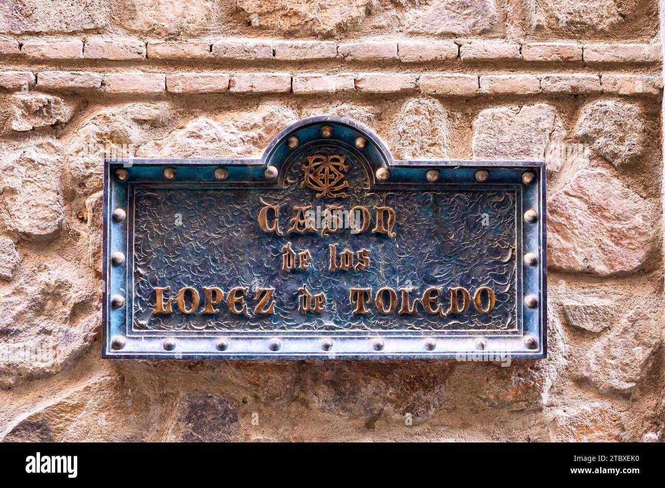 Targa metallizzata con testo che legge Cason de los Lopez de Toledo. Il cartello informativo è su un muro di pietra medievale. Foto Stock