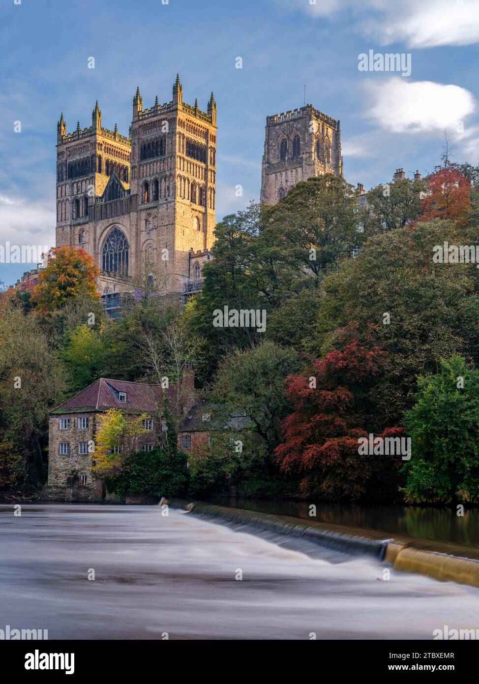 Vista classica della cattedrale di Durham e della weir on River weir scattata in pieno autunno Foto Stock