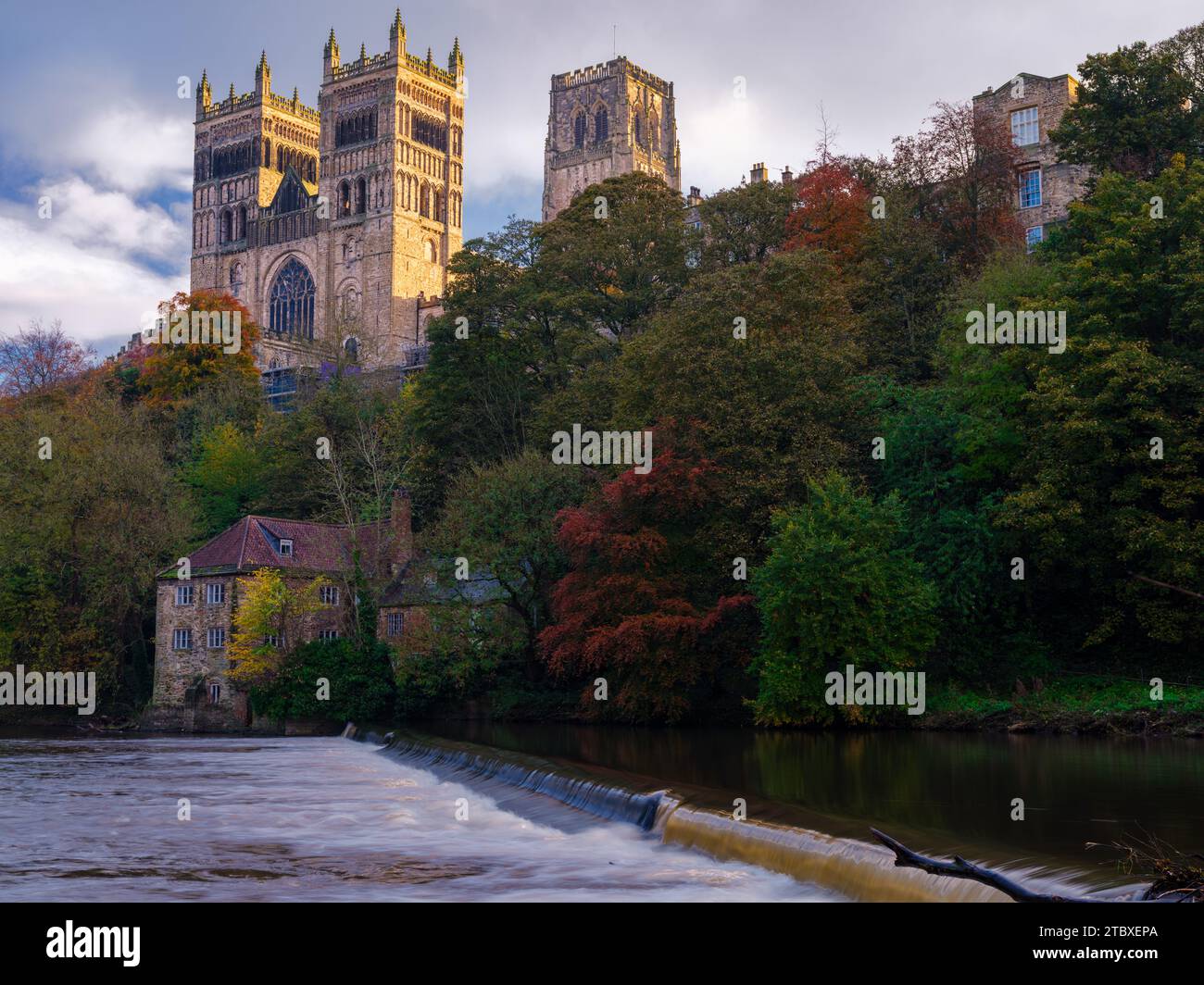 Vista classica della cattedrale di Durham e della weir on River weir scattata in pieno autunno Foto Stock