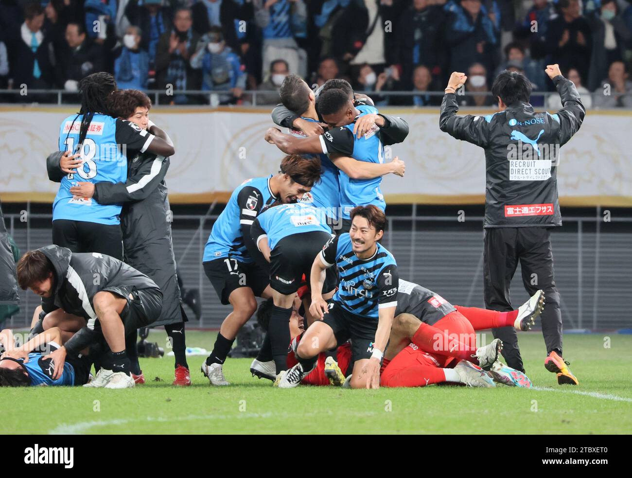 Tokyo, Giappone. 9 dicembre 2023. I membri di Kawasaki frontale celebrano la vittoria della finale della Coppa dell'Imperatore allo stadiu nazionale del Giappone a Tokyo sabato 9 dicembre 2023. Kawasaki Friontale ha sconfitto Kashiwa Reysol ai rigori 0-0 (8-7). (Foto di Yoshio Tsunoda/AFLO) Foto Stock