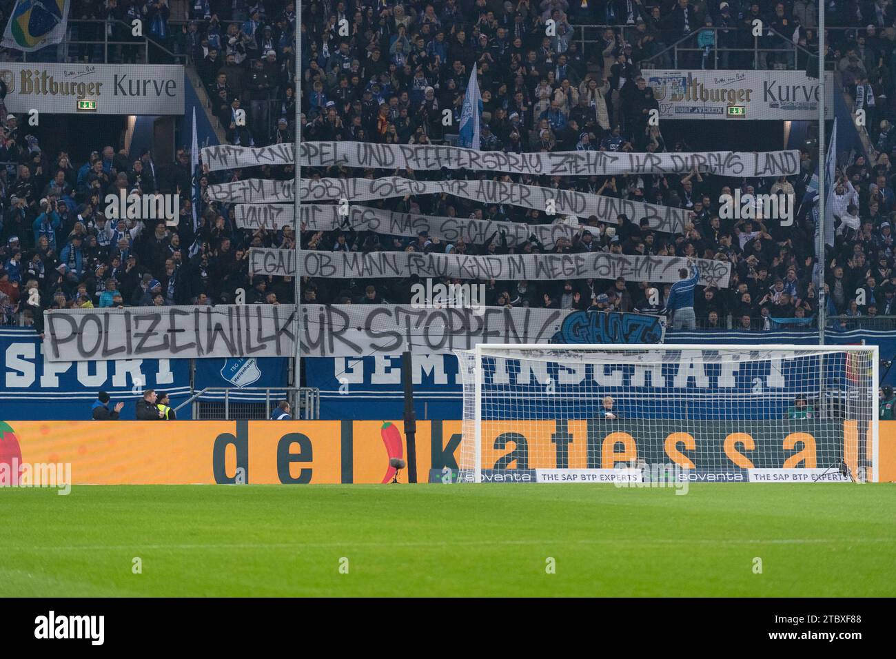 Sinsheim, Deutschland. 8 dicembre 2023. Trasparente, Fanplakat, Banner, Plakat, Spruchband, der TSG Hoffenheim fan. MIT Knueppel und Pfefferspray Zieht ihr durchs Land. Beim Fussball seid Ihr ausser rand und Band. Haut auf alles era sich bewegt egal ob bann, Frau kin im Wege Steht. Polizeiwillkuer Stoppen. TSG 1899 Hoffenheim vs. VfL Bochum, Fussball, Herren, 1. Bundesliga, 14. Spieltag, Saison 23/24, GER, 08.12.2023, DFL/DFB REGULATIONS PROIBISCONO QUALSIASI USO DI FOTOGRAFIE COME SEQUENZE DI IMMAGINI E/O QUASI-VIDEO, foto: Eibner-Pressefoto/Wolfgang Frank Credit: dpa/Alamy Live News Foto Stock