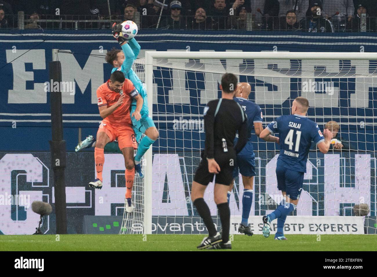 Sinsheim, Deutschland. 8 dicembre 2023. v.li. Anthony Losilla (VfL Bochum, n. 08), Oliver Baumann (TSG 1899 Hoffenheim, n. 01), Strafraumszene TSG 1899 Hoffenheim vs. VfL Bochum, Fussball, Herren, 1. Bundesliga, 14. Spieltag, Saison 23/24, GER, 08.12.2023, DFL/DFB REGULATIONS PROIBISCONO QUALSIASI USO DI FOTOGRAFIE COME SEQUENZE DI IMMAGINI E/O QUASI-VIDEO, foto: Eibner-Pressefoto/Wolfgang Frank Credit: dpa/Alamy Live News Foto Stock