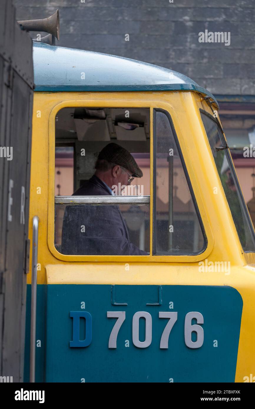 Il conducente della locomotiva Hymek della classe 35 D7076 conservata sulla ferrovia della valle del Severn Foto Stock