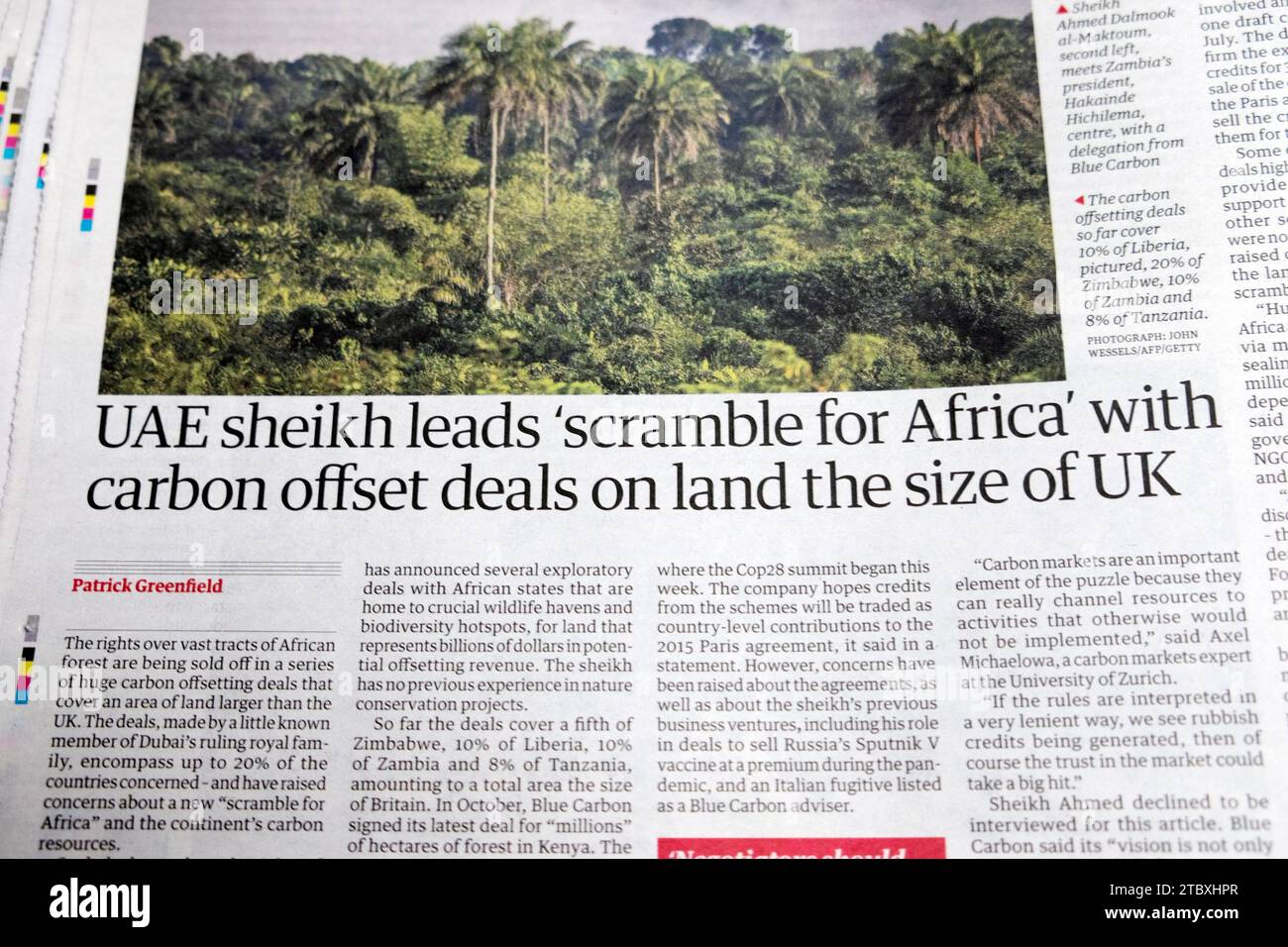 "lo sceicco degli Emirati Arabi Uniti guida la corsa per l'Africa con accordi di compensazione del carbonio su terreni delle dimensioni del Regno Unito", titolo del quotidiano Guardian Blue Carbon articolo dicembre 2023 Foto Stock
