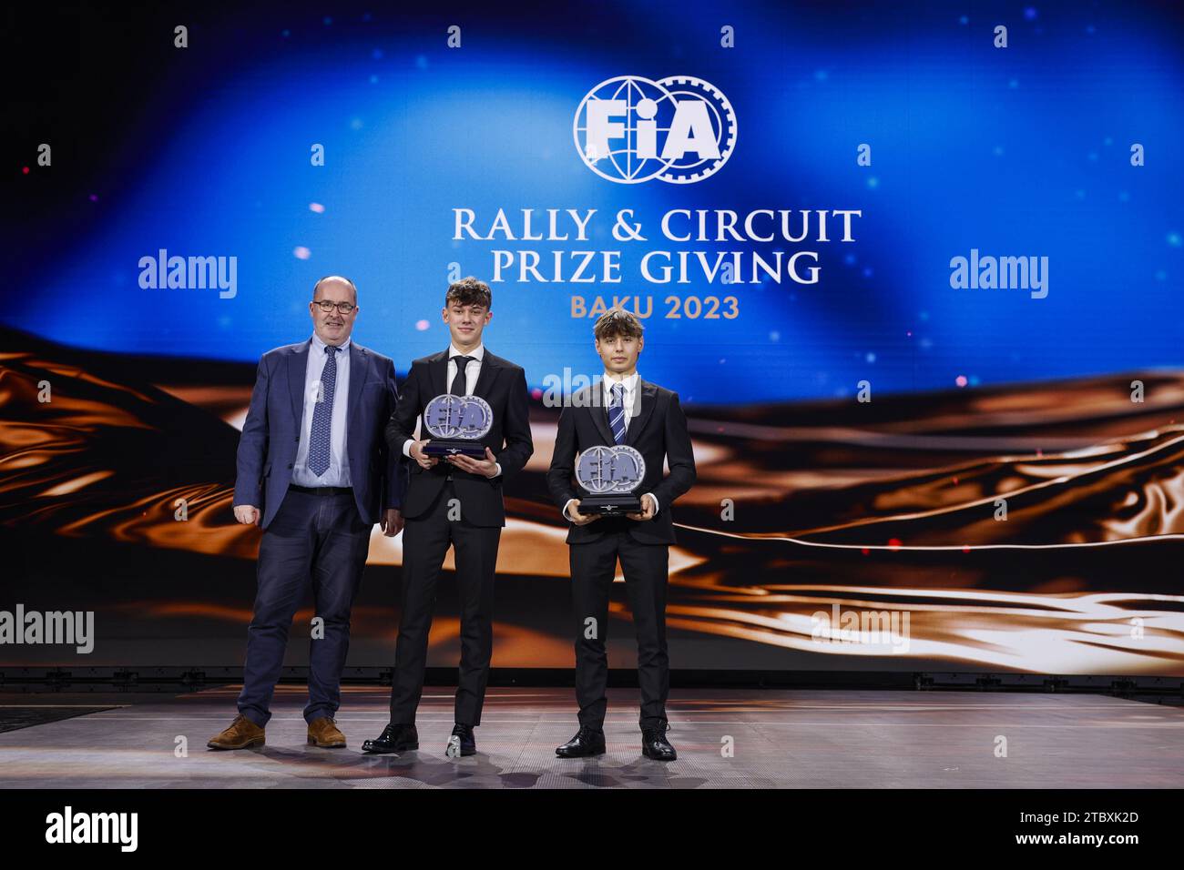 REID Robert, Vice Presidente FIA per lo Sport, ritratto con SHARP Louis, Campionato di Formula 4 certificato da FIA - F4 UK e ISCHER Ethan, Campionato di Formula 4 certificato da FIA - F4 CEZ durante la cerimonia di premiazione FIA Rally & Circuit 2023 a Baky il 9 dicembre, 2023 al Baku Convention Center di Baku, Azerbaigian Foto Stock