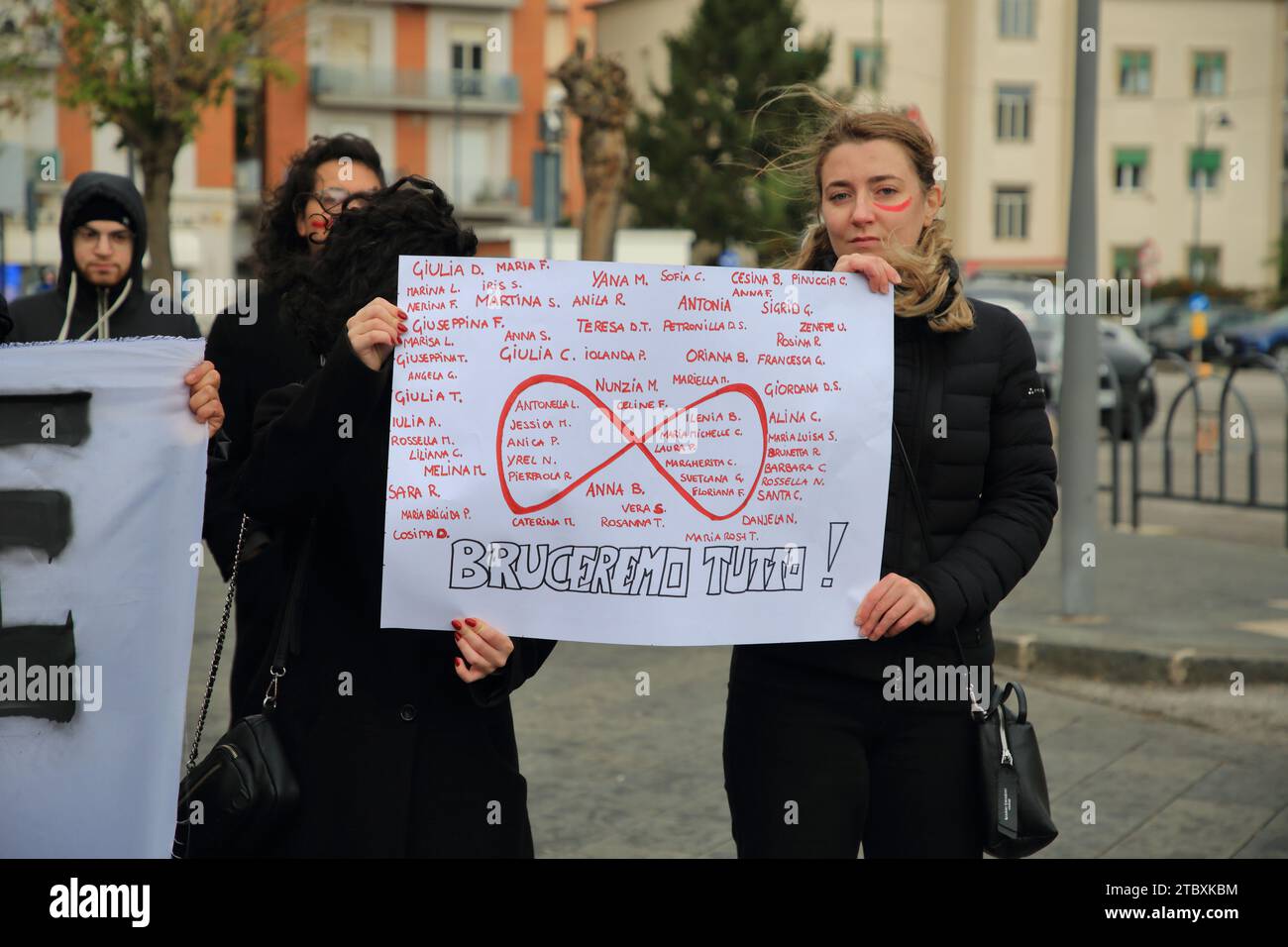 Le donne marciano in segno di protesta contro gli omicidi di donne da parte di mariti e fiduciari nella giornata internazionale contro la violenza contro le donne. Foto Stock