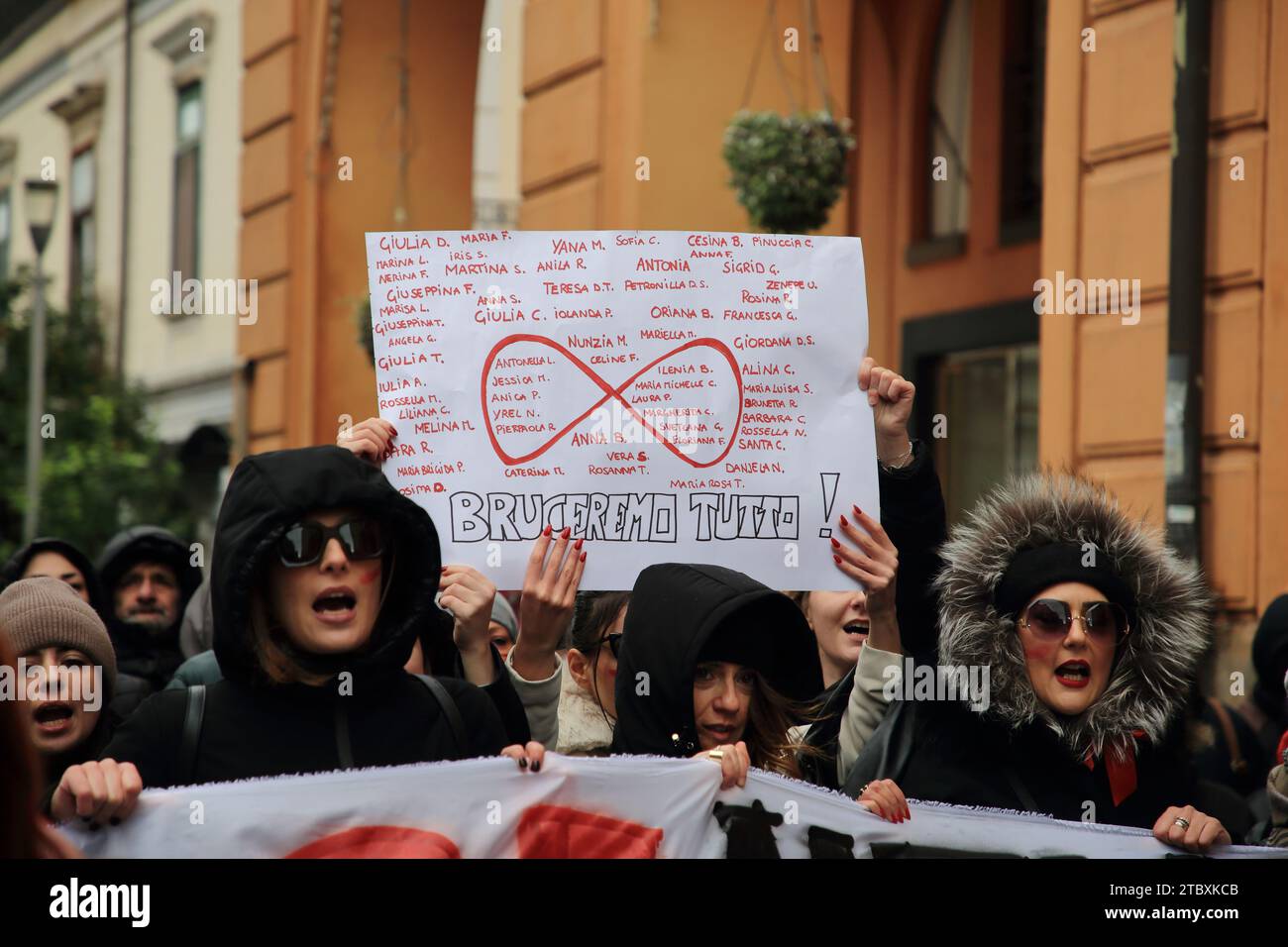Le donne marciano in segno di protesta contro gli omicidi di donne da parte di mariti e fiduciari nella giornata internazionale contro la violenza contro le donne. Foto Stock