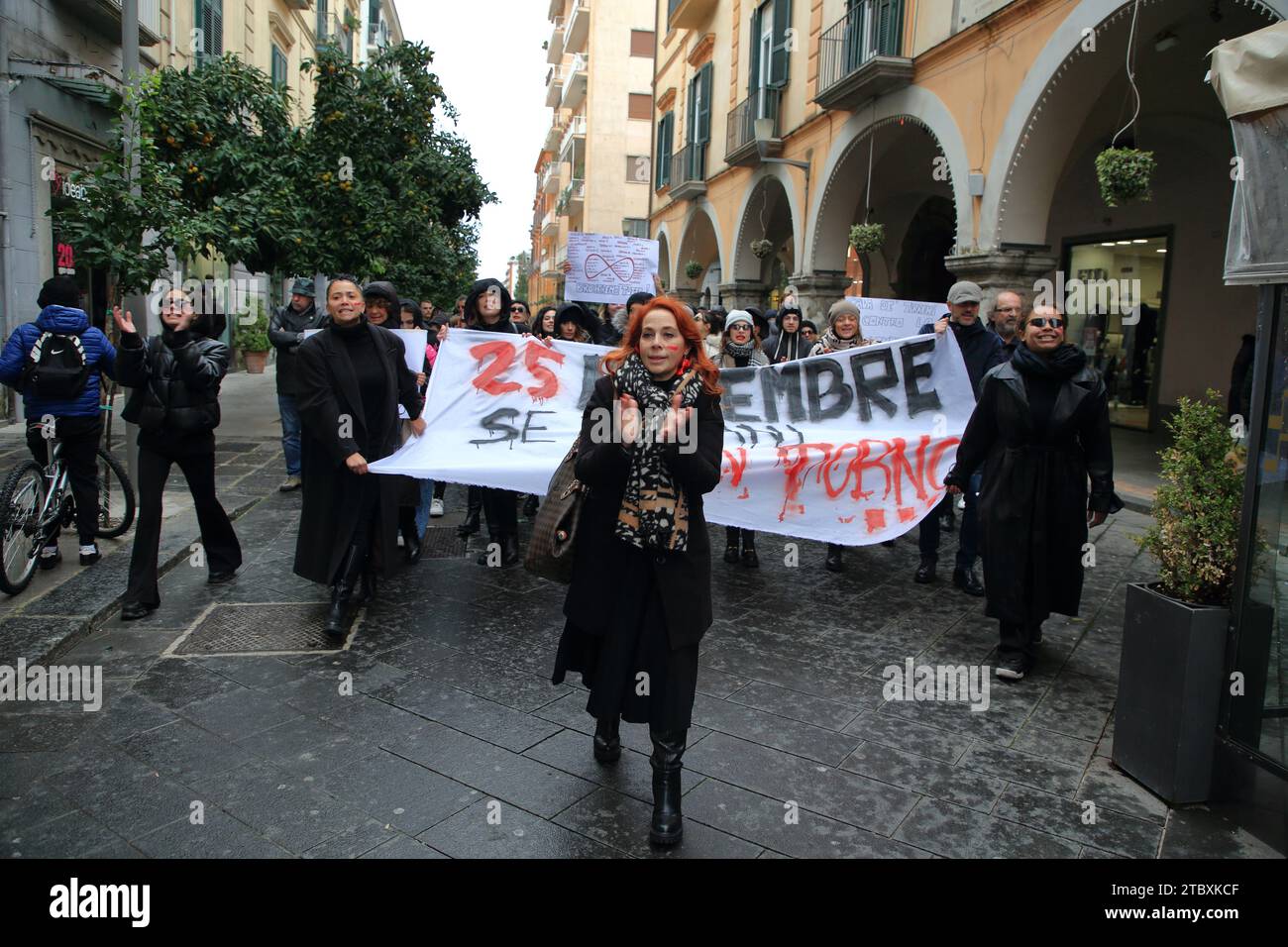 Le donne marciano in segno di protesta contro gli omicidi di donne da parte di mariti e fiduciari nella giornata internazionale contro la violenza contro le donne. Foto Stock