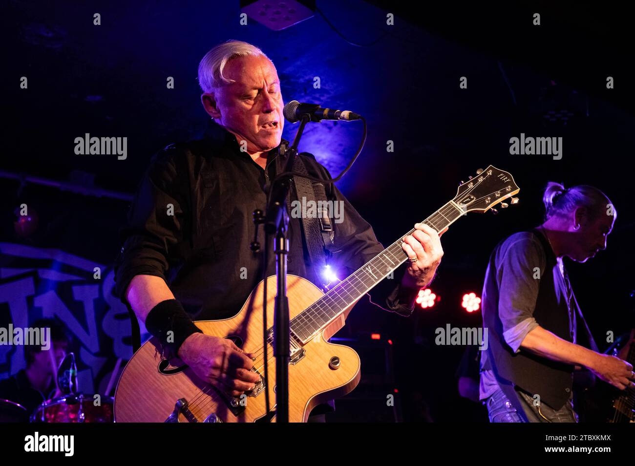 Glasgow, Regno Unito. 8 dicembre 2023. Fotografie di Kirk Brandon di Spear of Destiny che si esibisce al re Tuts Glasgow il 7 dicembre 2023 Credit: Glasgow Green at Winter Time/Alamy Live News Foto Stock