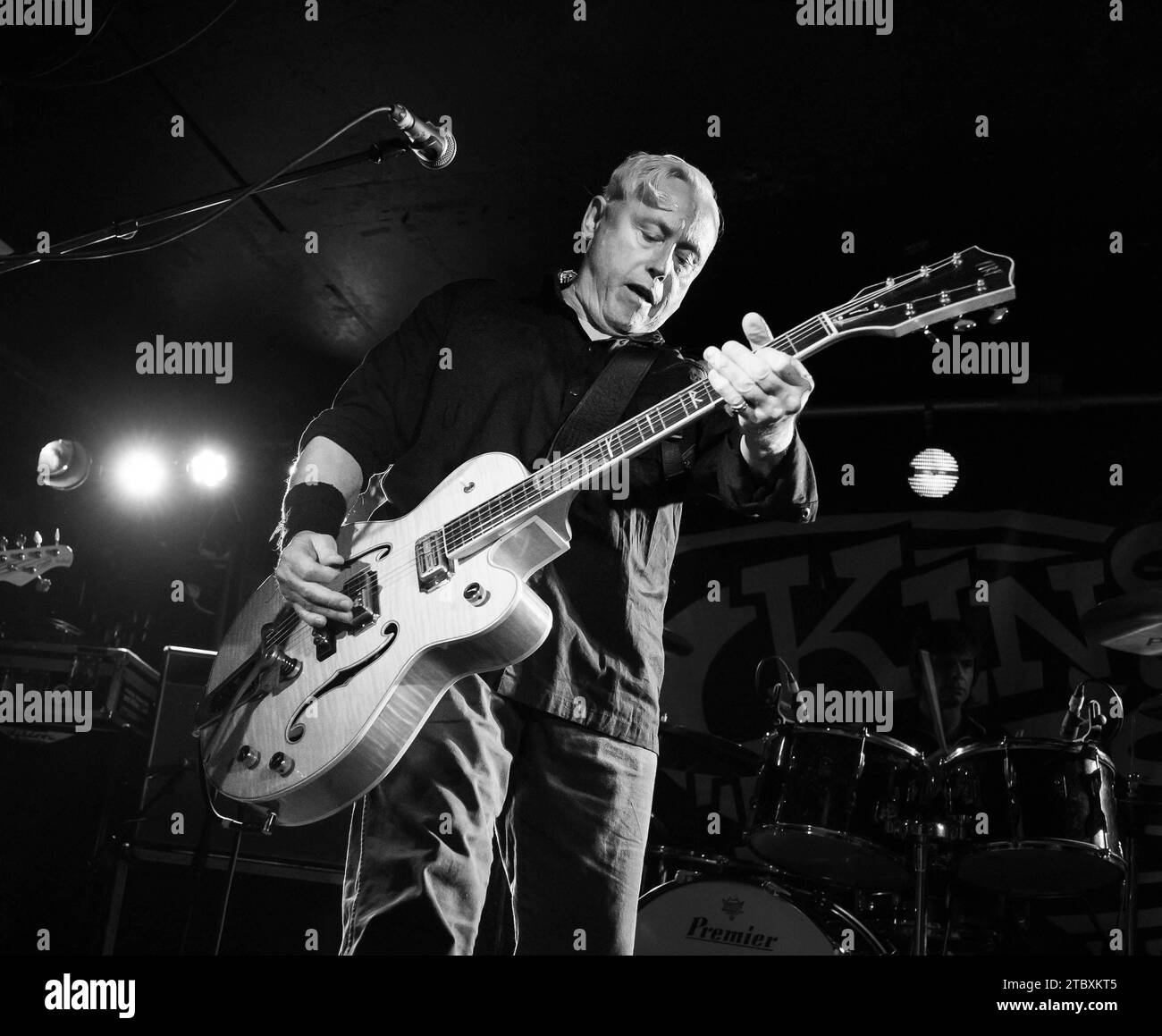 Glasgow, Regno Unito. 8 dicembre 2023. Fotografie di Kirk Brandon di Spear of Destiny che si esibisce al re Tuts Glasgow il 7 dicembre 2023 Credit: Glasgow Green at Winter Time/Alamy Live News Foto Stock