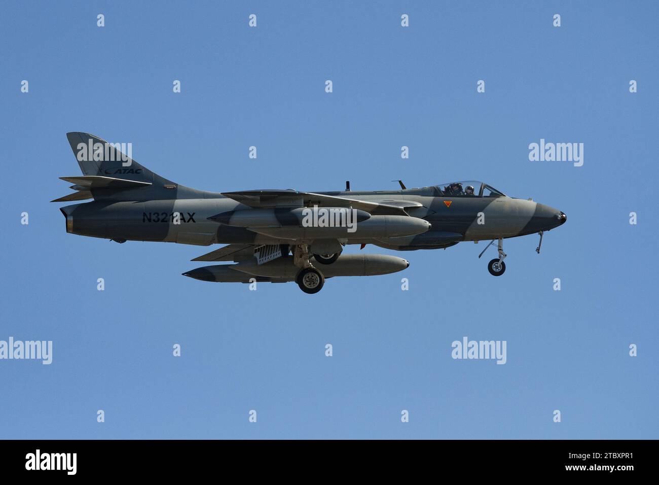 Un Hawker Hunter MK58 pilotato dalla Airborne Tactical Advantage Company (ATAC) un appaltatore militare privato che volava vicino alla base aerea NAF Atsugi, Kanagawa, Giappone Foto Stock