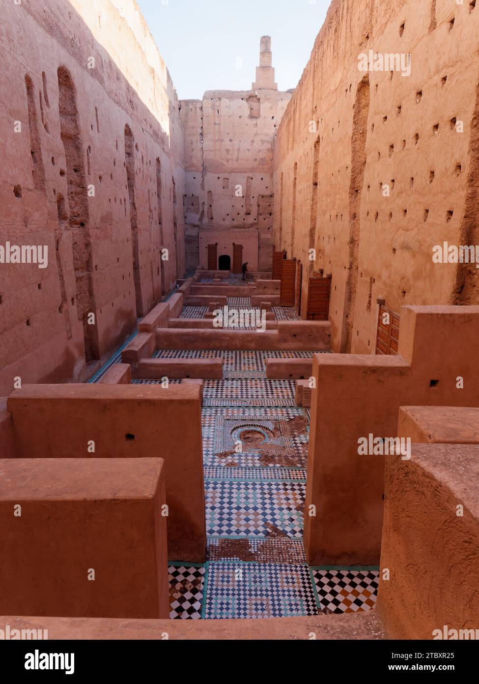 Cortile con alte pareti in terra con pavimenti piastrellati nel Palazzo Badi nella città di Marrakech, alias Marrakech, Marocco, 9 dicembre 2023 Foto Stock
