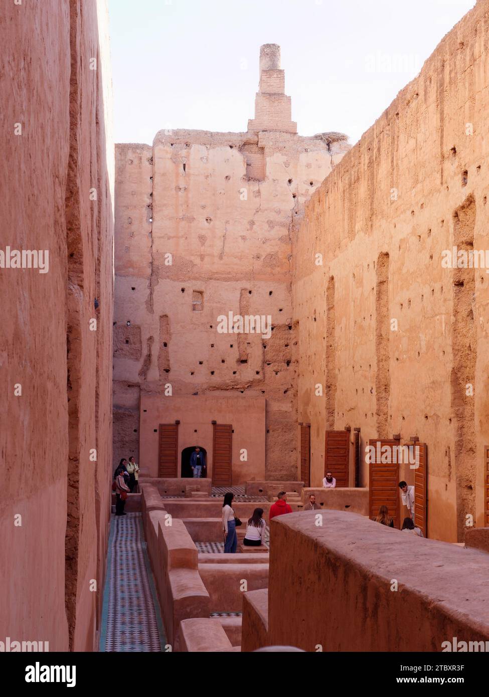 Cortile con alte pareti in terra con pavimenti piastrellati nel Palazzo Badi nella città di Marrakech, alias Marrakech, Marocco, 9 dicembre 2023 Foto Stock