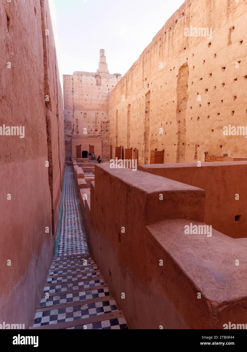 Cortile con alte pareti in terra con pavimenti piastrellati nel Palazzo Badi nella città di Marrakech, alias Marrakech, Marocco, 9 dicembre 2023 Foto Stock