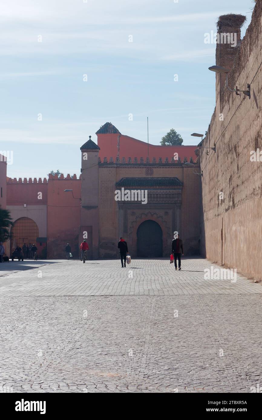 Mura del Palazzo Badi viste dalla strada esterna della città di Marrakech, alias Marrakech, Marocco, 9 dicembre 2023 Foto Stock