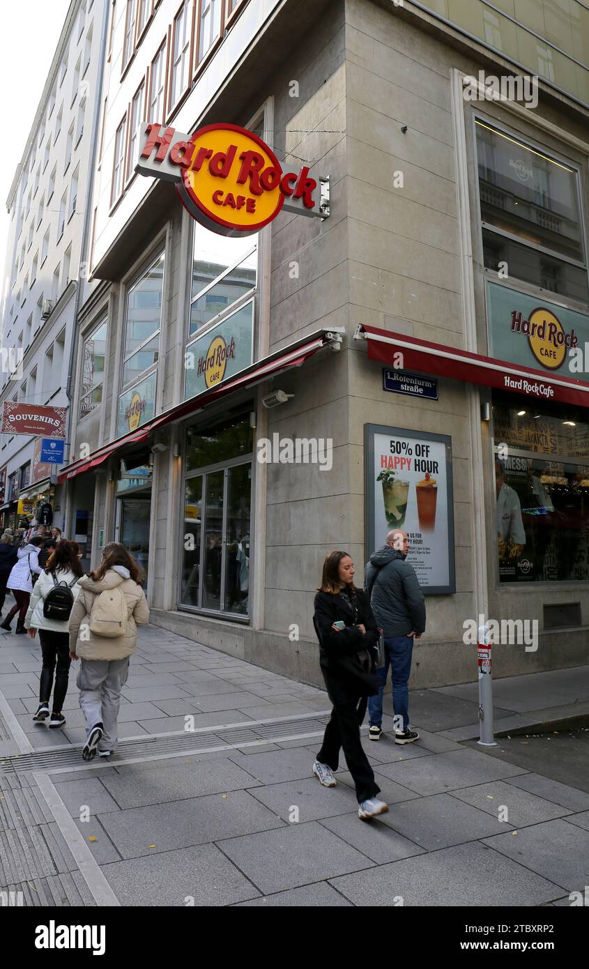 VIENNA, AUSTRIA-14 NOVEMBRE: Persone non identificate camminano all'American Restaurant Chain Hard Rock Cafe. Novembre 14,2023 a Vienna, Austria Foto Stock