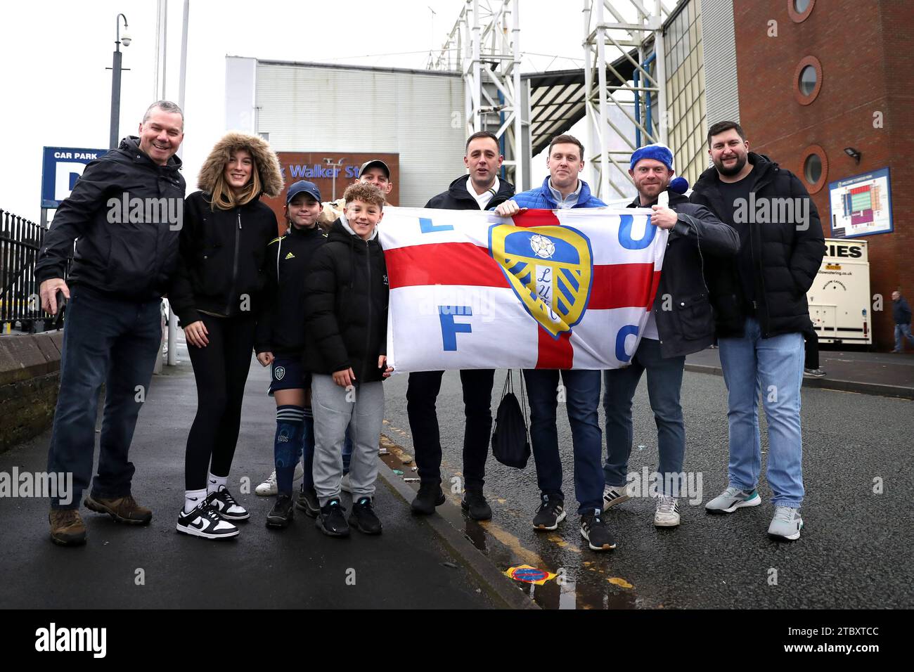 I tifosi del Leeds United posano per delle fotografie fuori dallo stadio prima della partita del campionato Sky Bet a Ewood Park, Blackburn. Data immagine: Sabato 9 dicembre 2023. Foto Stock