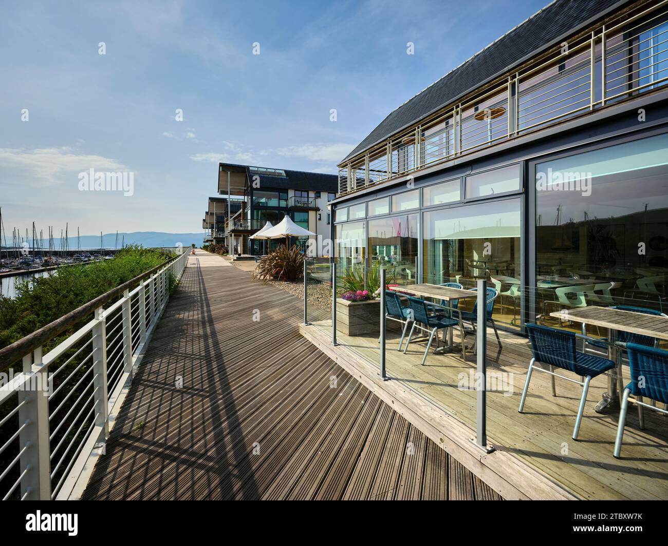 Terrazza e area pranzo presso il porticciolo di Portavadie, Argyll e Bute Foto Stock