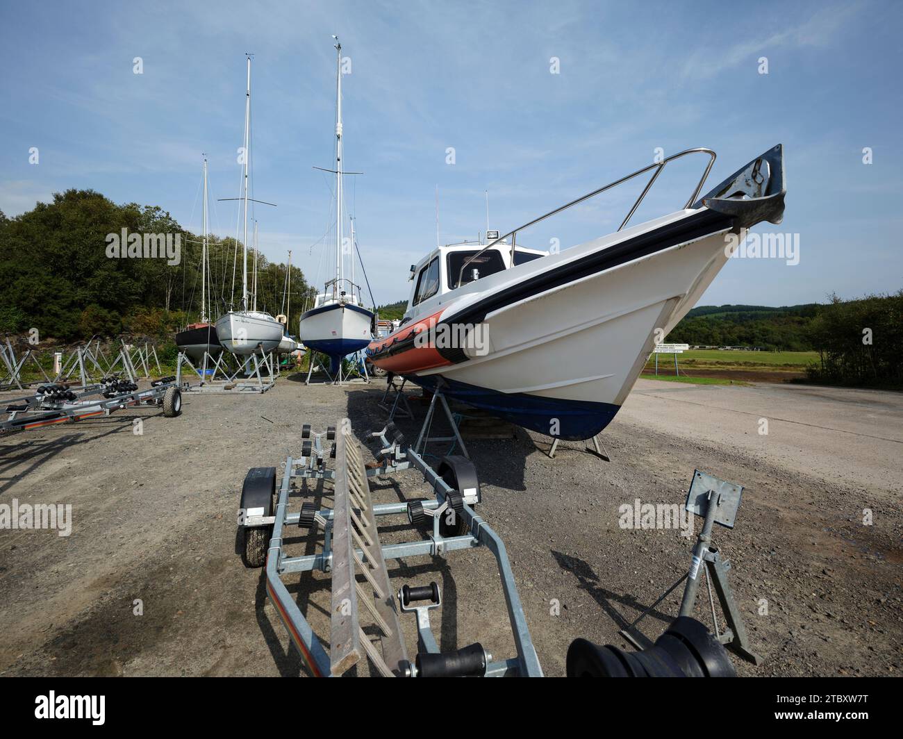 Una vista distorta e ad ampio angolo di uno yacht appoggiato sulla terraferma nel porticciolo di Portavadie Foto Stock