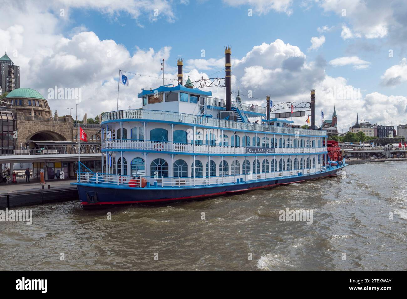 MS Louisiana Star, una barca a remi ormeggiata al St. Pauli Piers sul fiume Elba ad Amburgo, Germania. Foto Stock