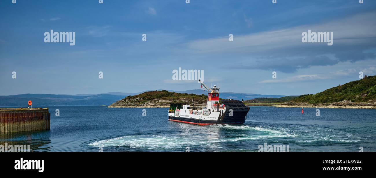 A Portavadie, il traghetto roll-on roll-off, l'isola di Cumbrae, parte per attraversare Loch Fyne diretto a Tarbert. Argyll e Bute Foto Stock